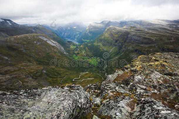 挪威山谷和峡湾的经典夏季照片