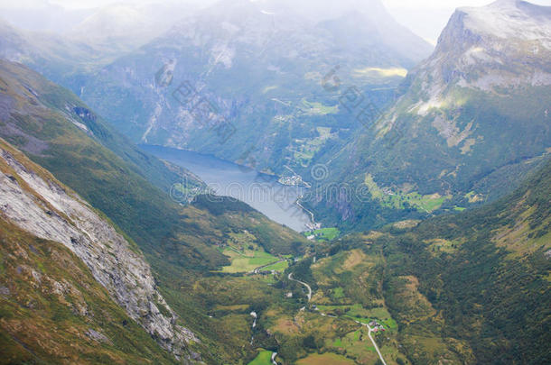 挪威山谷和峡湾的经典夏季照片