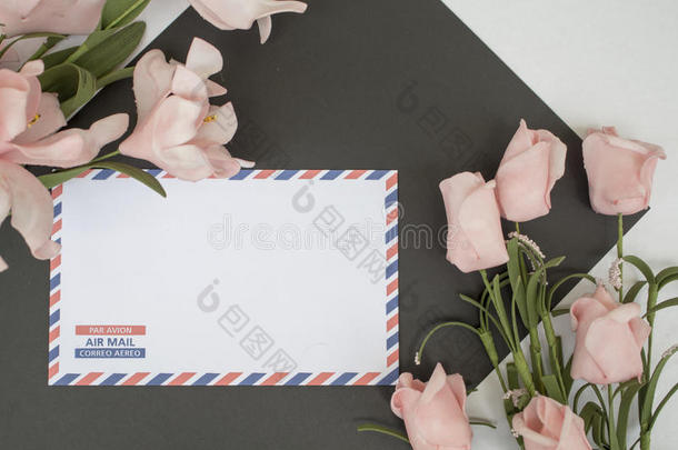平躺构图与航空邮件信封和鲜花。