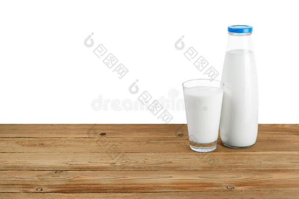 白色背景上的牛奶和玻璃瓶