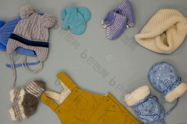 婴儿衣服。 平躺儿童服装和配件。 冬天温暖的衣服，手套，帽子，围巾