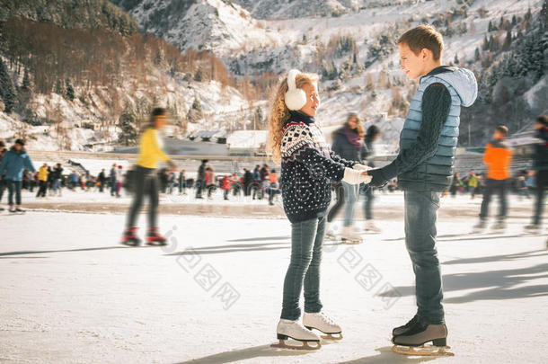 活动男孩小孩儿童夫妇