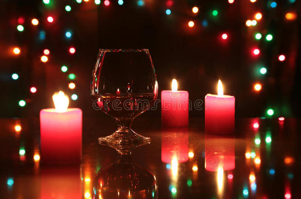 圣诞构图，照片，干邑玻璃和蜡烛在黑色背景