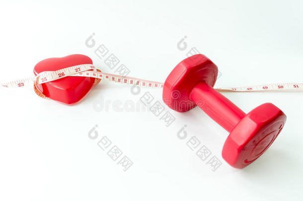 特写红色哑铃与测量磁带周围的红色心脏。