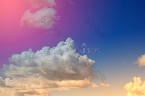 柔和的云背景，带有柔和的色彩