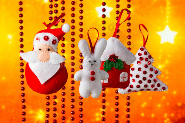圣诞假期背景与圣诞老人，兔子，房子，云杉，装饰品和玩具