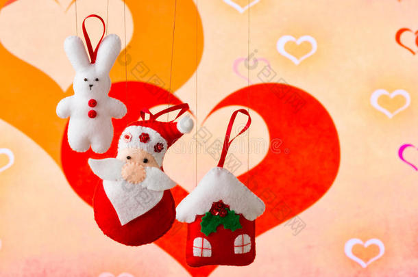 圣诞假期背景与圣诞老人，兔子，房子，云杉，装饰品和玩具