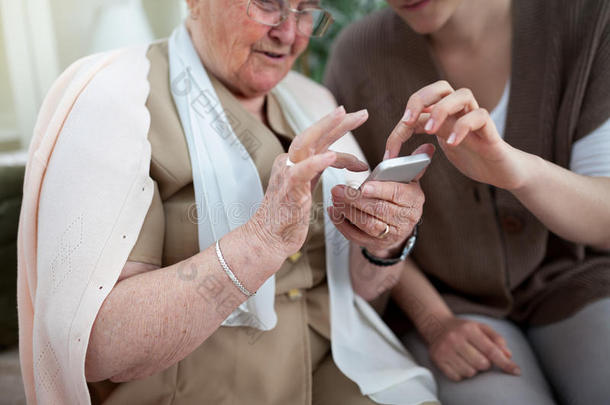 年长的女人学会使用智能手机