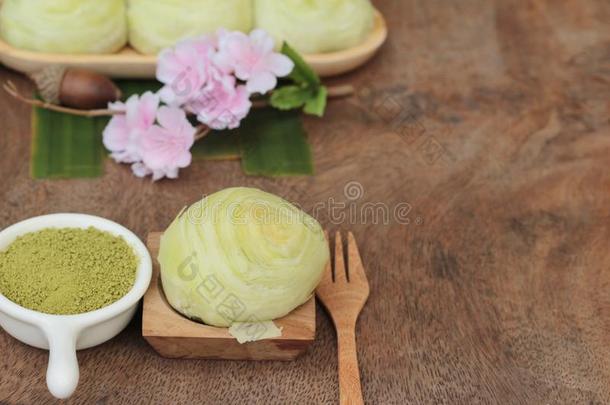 节日月饼-中国蛋糕和绿茶粉。