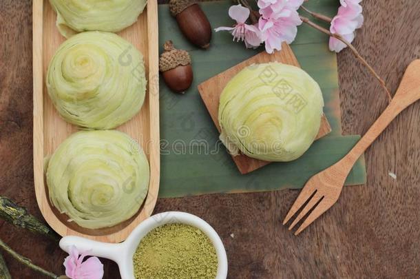节日月饼-中国蛋糕和绿茶粉。