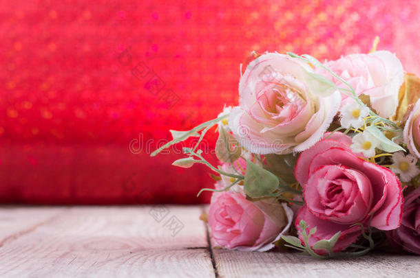 假玫瑰，木红色背景上的塑料玫瑰