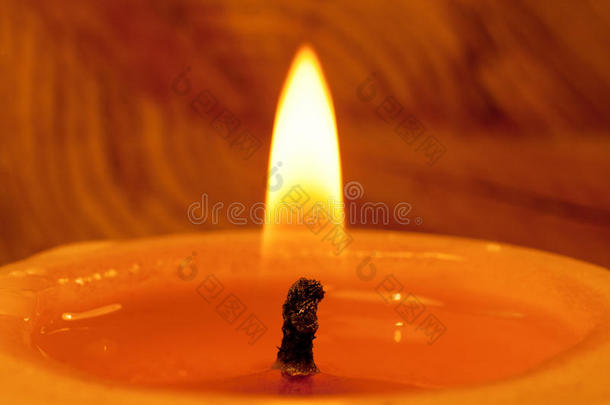 灯芯的特写和点燃蜡烛的火焰