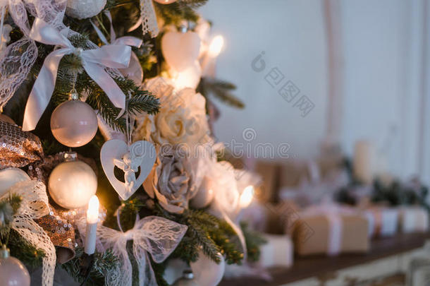 圣诞天使和球在树枝上，<strong>灯饰</strong>为蜡烛