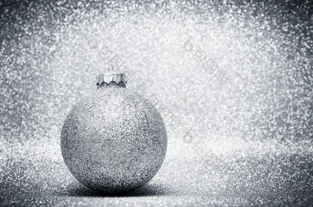 圣诞玻璃球装饰在<strong>银色闪光背景</strong>上