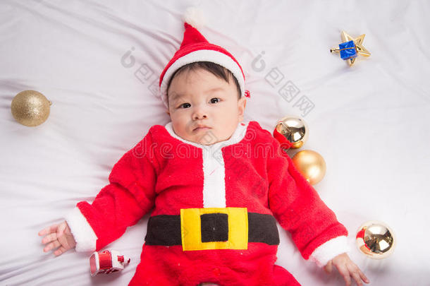 亚洲婴儿在圣诞老人服装圣诞节庆祝白色