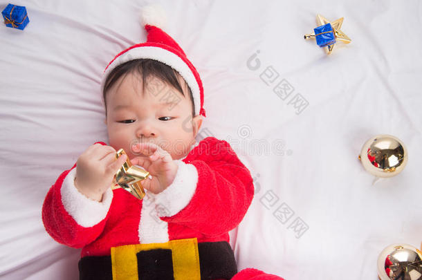 亚洲婴儿在圣诞老人服装圣诞节庆祝白色