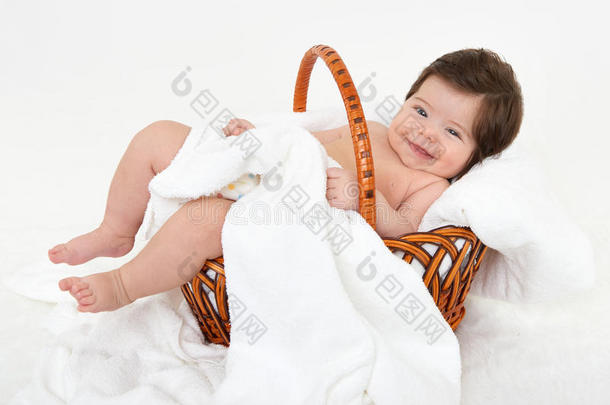 婴儿在篮子上白色毛巾，保健概念