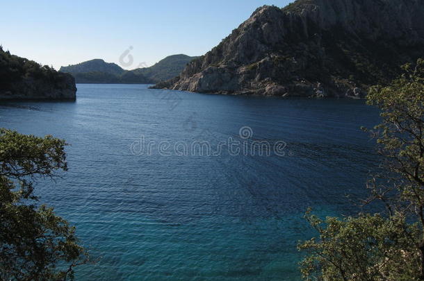爱琴海海岸湛蓝的天空，一雄伟的景观。