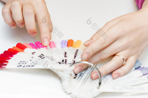 女孩选择抛光的颜色来修指甲。