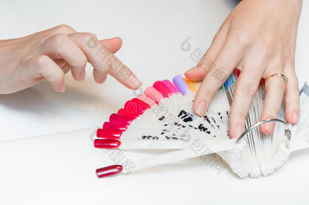 女孩选择抛光的颜色来修指甲。