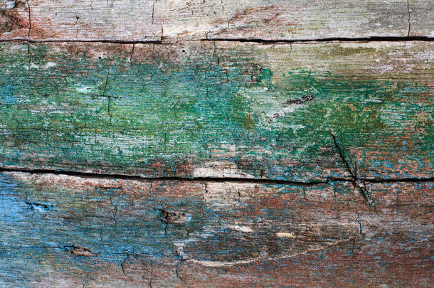 裂开的木制纹理。 <strong>硬木</strong>图案与绿色和蓝色油漆。 宏观观点