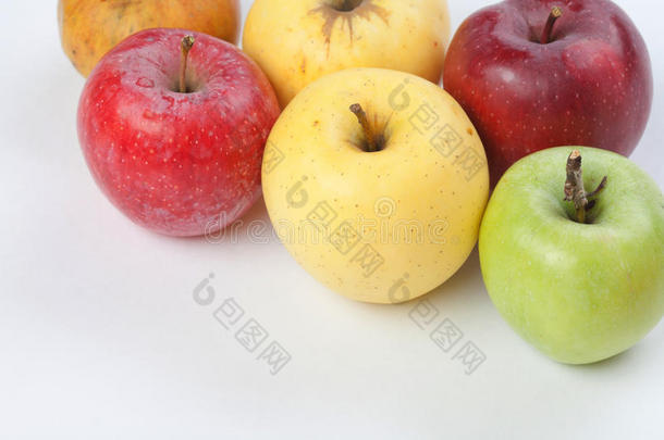 白色背景上五颜六色的<strong>苹果</strong>。 新鲜成熟<strong>苹果</strong>果实，颜色不同：红色、<strong>黄</strong>色、绿色、橙色。 宏观观点