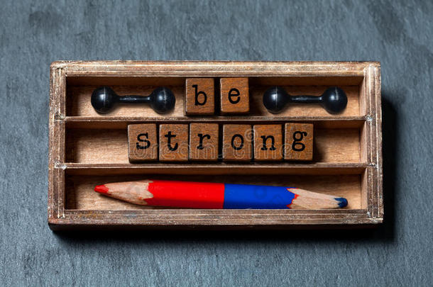成为强烈的概念形象。 木制<strong>盒子</strong>里有文字的古董<strong>积木</strong>，蓝色的红色铅笔和哑铃。 灰色的石头背景