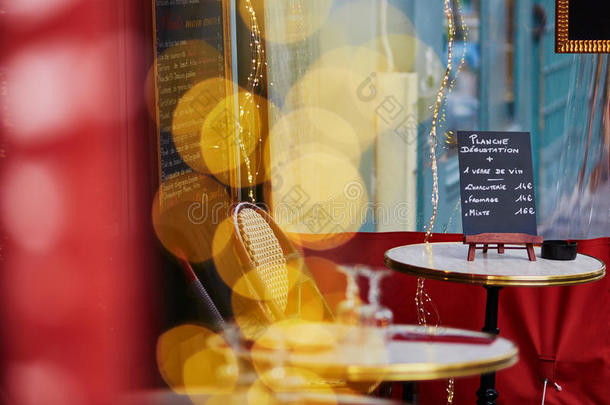 舒适的巴黎户外咖啡馆，黄色灯光和菜单板在桌子上