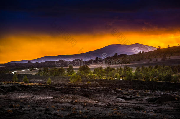 美国<strong>陨石坑</strong>火山口环境徒步旅行