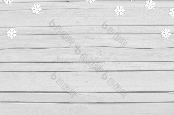 圣诞节，新年冬天的模拟场景，雪花纸屑和空白空间。白色木质背景。俯视图。