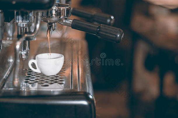 浓缩咖啡机煮咖啡，<strong>金色</strong>浓缩咖啡<strong>流动</strong>。 咖啡