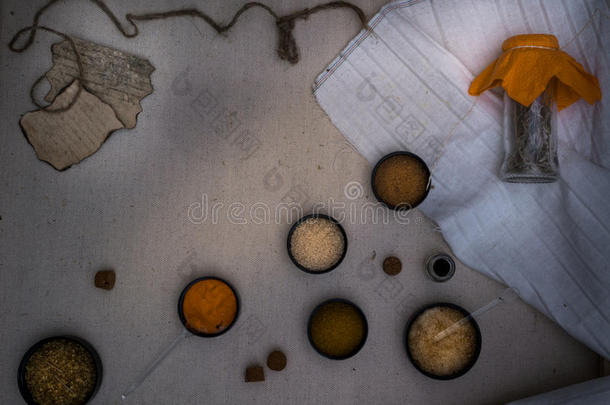 炼金术实验室。干草药，盐，烧瓶，吸管，旧画布上的食谱。俯视图