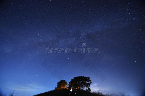 山上有<strong>银河系</strong>的<strong>夜空</strong>恒星