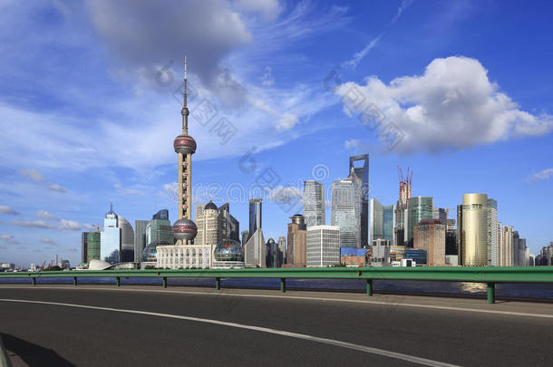 空路面与上海外滩城市建筑
