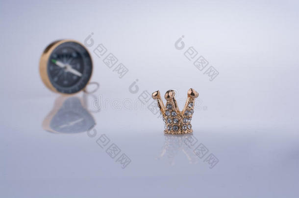指南针和金色皇冠模型与珍珠