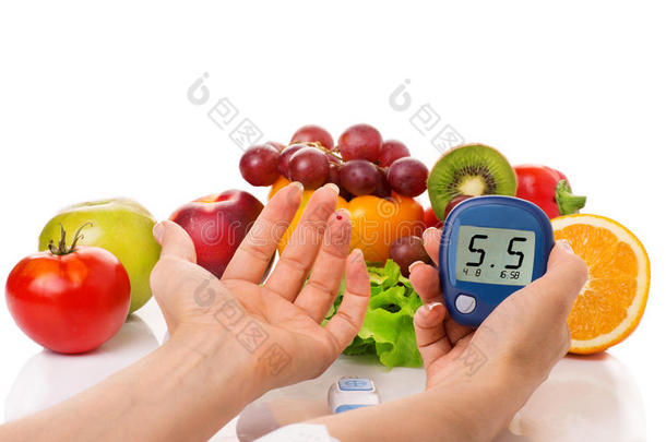 葡萄糖水平和健康有机食品的血糖仪在白色背景上。 糖尿病的概念