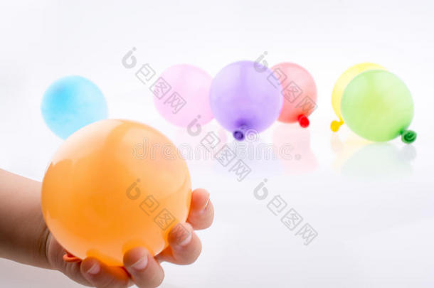 手拿着一个五颜六色的小气球