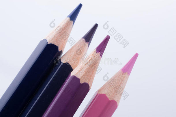 各种色调的彩色铅笔