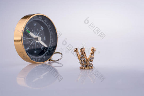 指南针和金色皇冠模型与珍珠