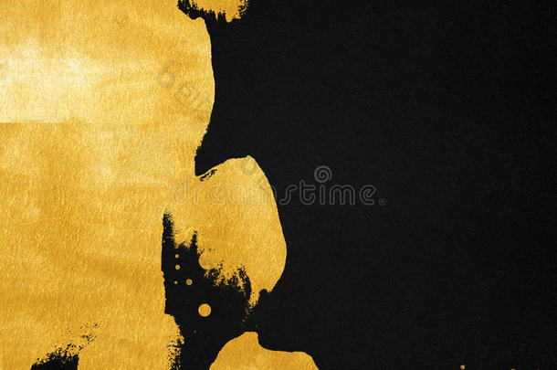 深色背景与金色油漆包含。 黑色纸张纹理上的抽象金色污渍