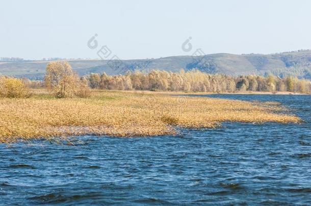 瀑布河。 秋天五颜六色的叶子在湖上美丽的<strong>汪</strong>洋大海