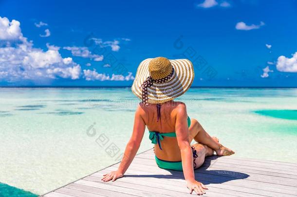 特写美丽的年轻女子在海滩享受阳光的肖像。 夏季旅游概念设计。 暑假海滩假期