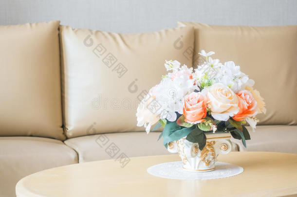 客厅区域内部桌子上的花瓶装饰
