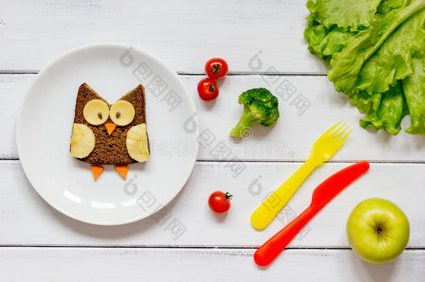 儿童早餐猫头鹰形蔬菜水果三明治