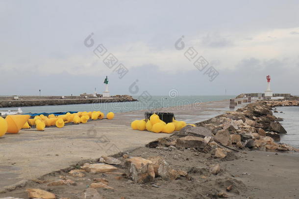 海滩平静的卡马格运河海岸