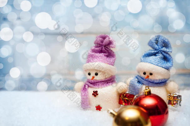 用雪人和圣诞球装饰圣诞节