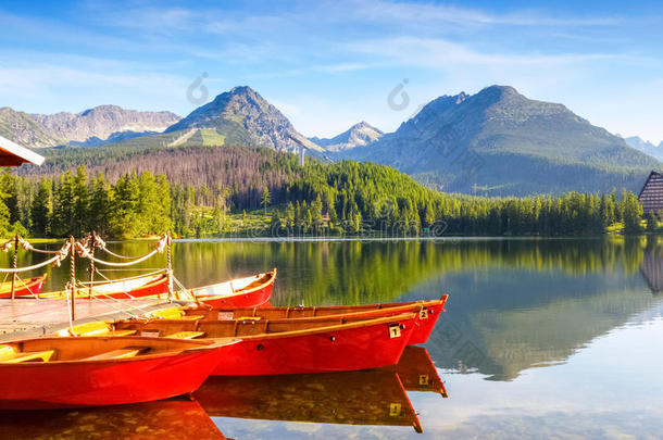 梦幻般的红船站在安静的湖上的码头上。