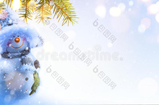艺术圣诞背景与圣诞树和节日装饰蓝色背景