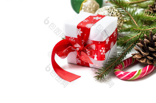 用红<strong>丝带</strong>、冷杉树枝、糖果和圣诞球<strong>绑</strong>着的礼品盒