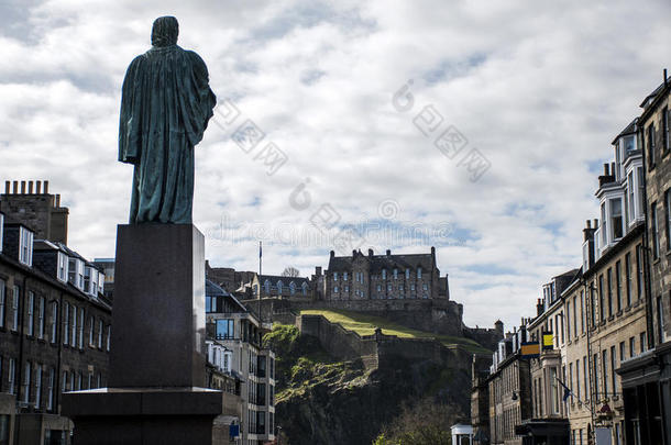 爱丁堡城市雕塑看历史城堡岩石